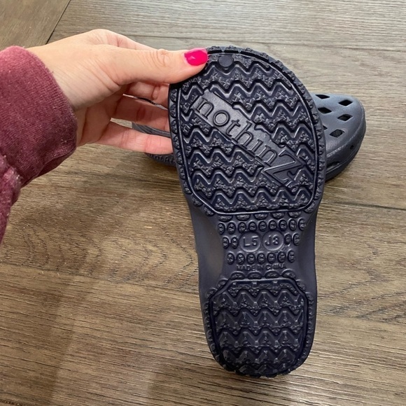 NEW! NOTHINZ SHOES JUNIORS/BIG KID CLOGS | NAVY | Size J3 Ladies 5 Unisex - Picture 3 of 9